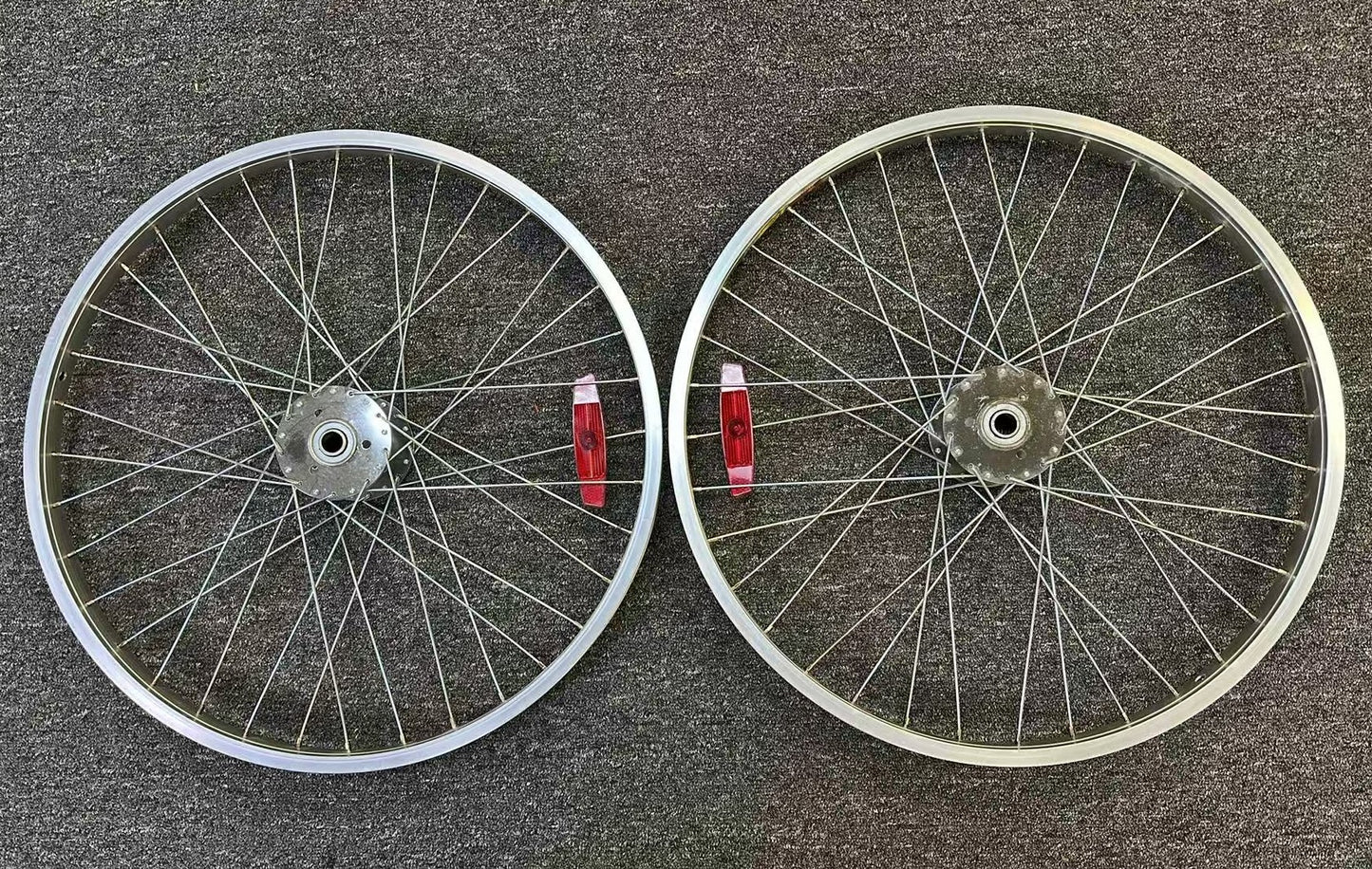 Roues à disque pour vélo pliant Narra 20 pouces, taille 406, 74 mm à l'avant, 135 mm à l'arrière, jantes dorées, rayons noirs - Livraison gratuite